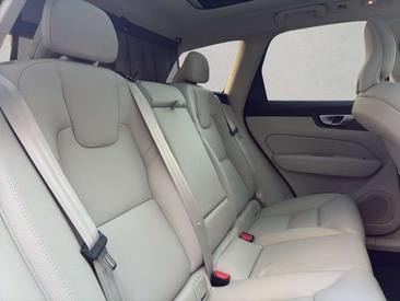 Volvo XC60 B4 Plus — photo 21