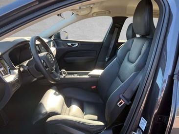 Volvo XC60 B4 Plus — photo 2