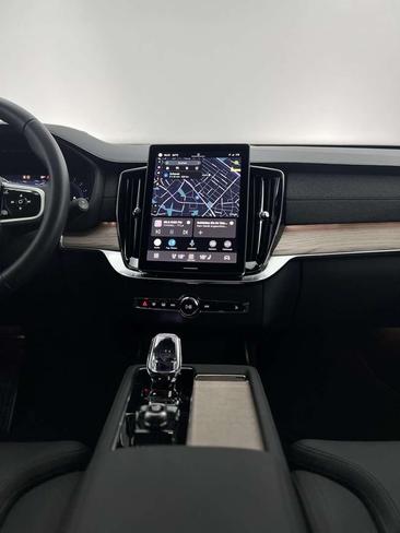 Volvo XC90 B5 Plus — photo 24