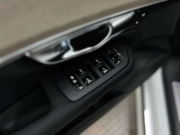 Volvo XC90 B5 Plus — photo 33