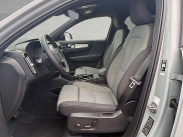 Volvo XC40 B3 Plus — photo 2