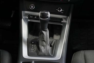 Audi Q3 45 TFSI E — photo 18