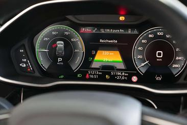 Audi Q3 45 TFSI E — photo 26