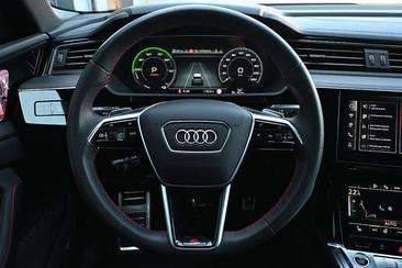 Audi Q8 E-tron S Line 55 E-tron — photo 26