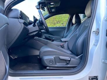 Volkswagen T-Roc ETSI R-Line — photo 15