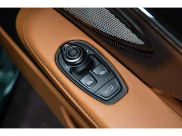 Aston Martin DB12 V8 — photo 38