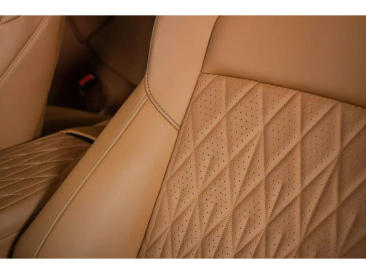Aston Martin DB12 V8 — photo 40