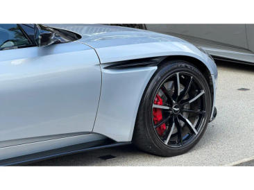 Aston Martin DB11 V8 — photo 9