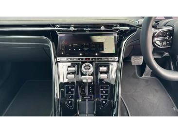 Aston Martin DB12 V8 — photo 9