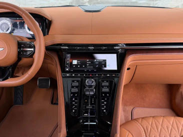 Aston Martin DB12 V8 — photo 14