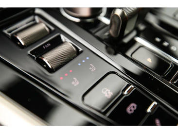 Aston Martin DBX V8 — photo 34
