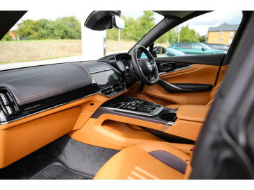 Aston Martin DBX V8 — photo 38
