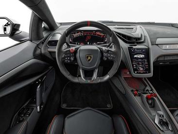 Lamborghini Revuelto — photo 7