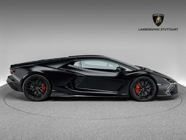 Lamborghini Revuelto — photo 23