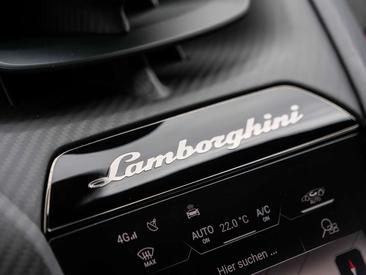 Lamborghini Revuelto — photo 24
