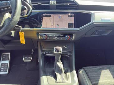 Audi Q3 TFSI E 45 E — photo 11