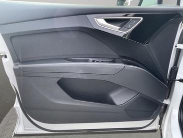 Audi Q4 E-tron 40 E-tron — photo 15