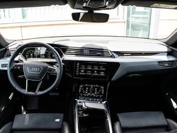Audi E-tron 50 Quattro — photo 11