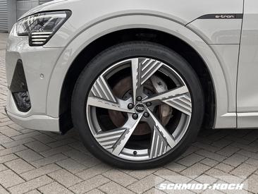 Audi E-tron 55 Quattro — photo 8