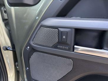Land Rover Defender 110 P400e — photo 8