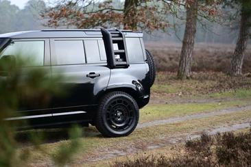 Land Rover Defender 110 P400e — photo 6