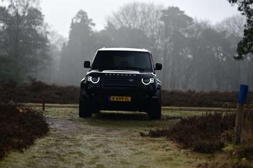 Land Rover Defender 110 P400e — photo 8