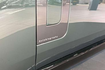 Land Rover Range Rover P550e — photo 9