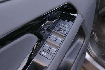 Land Rover Range Rover Evoque P300e — photo 12