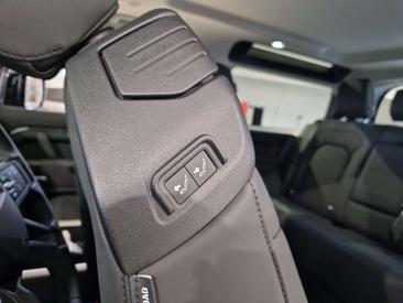 Land Rover Defender 90 D200 MHEV — photo 15
