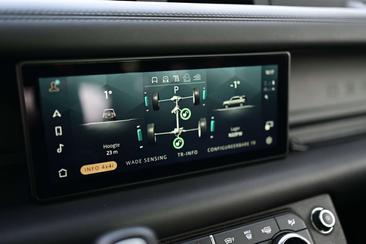 Land Rover Defender 110 P400e — photo 20