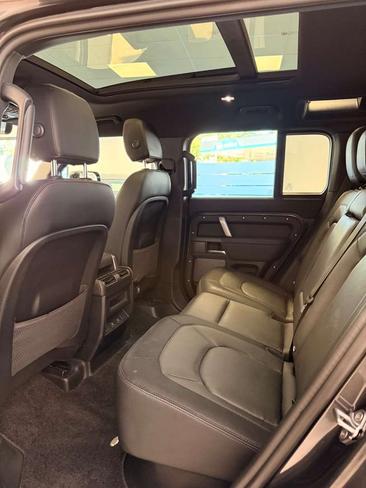 Land Rover Defender 90 D200 MHEV — photo 11
