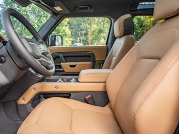 Land Rover Defender 90 D200 MHEV — photo 13