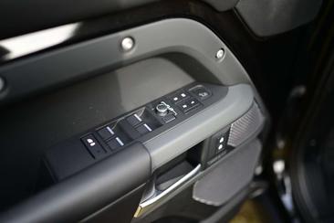 Land Rover Defender 110 P400e — photo 22