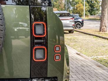 Land Rover Defender 90 D200 MHEV — photo 16