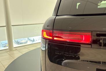 Land Rover Range Rover P550e — photo 26