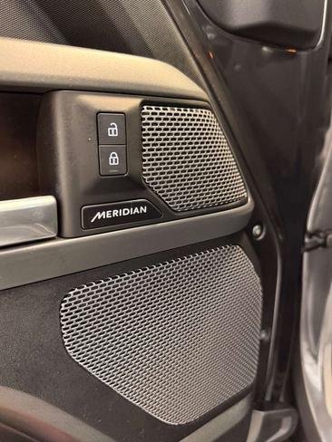 Land Rover Defender 90 D200 MHEV — photo 18