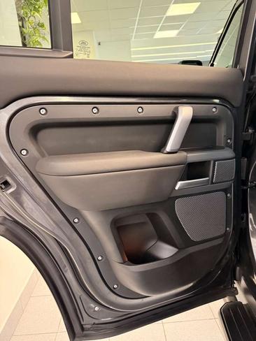 Land Rover Defender 90 D200 MHEV — photo 20