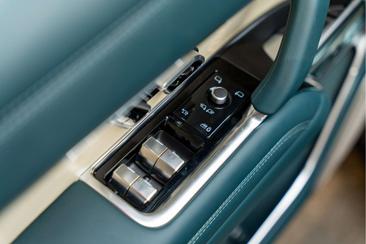 Land Rover Range Rover P550e — photo 29