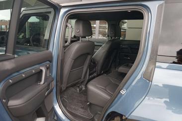 Land Rover Defender 110 X-Dynamic SE 2.0 P300e — photo 5