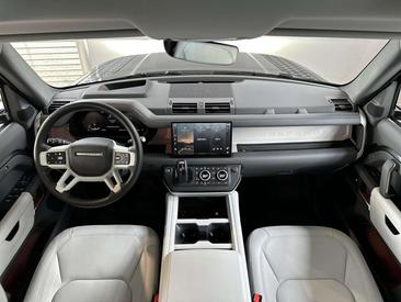 Land Rover Defender 110 X-Dynamic HSE P300e — photo 4