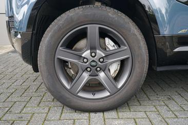 Land Rover Defender 110 X-Dynamic SE 2.0 P300e — photo 9