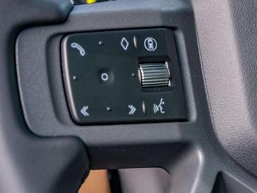 Land Rover Defender 90 D200 MHEV — photo 24