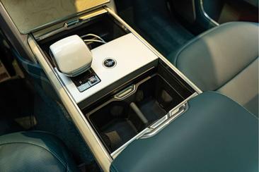 Land Rover Range Rover P550e — photo 37