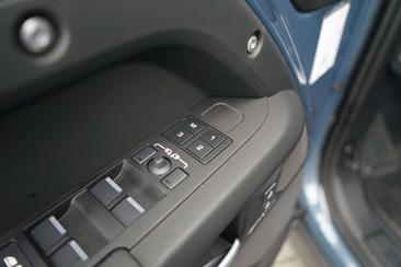 Land Rover Defender 110 X-Dynamic SE 2.0 P300e — photo 14