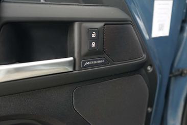 Land Rover Defender 110 X-Dynamic SE 2.0 P300e — photo 15