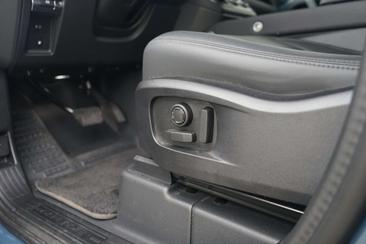 Land Rover Defender 110 X-Dynamic SE 2.0 P300e — photo 16