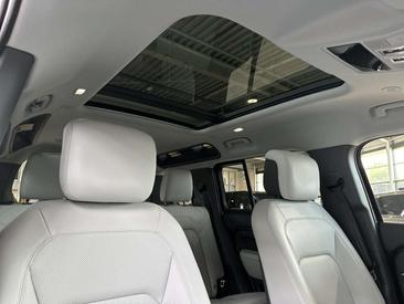 Land Rover Defender 110 X-Dynamic HSE P300e — photo 14