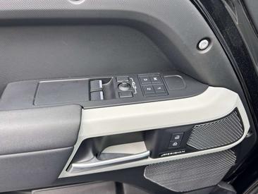 Land Rover Defender 90 SE 3.0 D MHEV D200 — photo 8