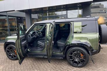 Land Rover Defender 110 P300e X-Dynamic I URBAN Widetrack — photo 8