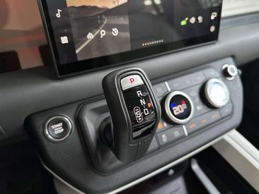 Land Rover Defender 110 X-Dynamic HSE P300e — photo 16